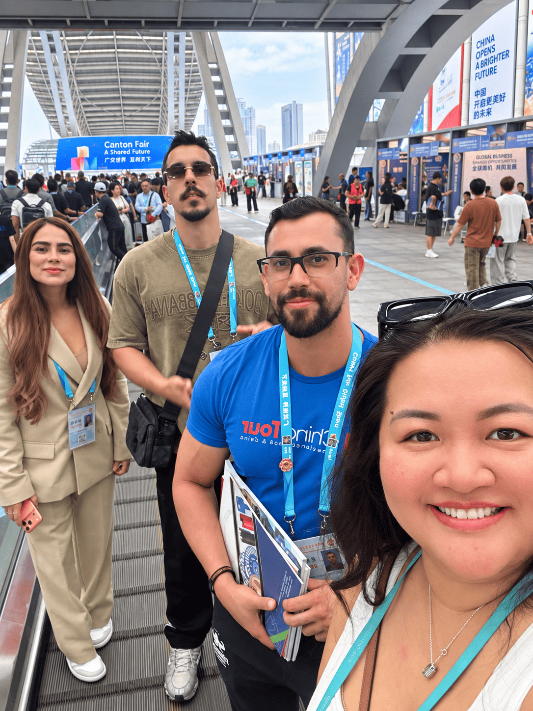 Equipe e empresários em feira comercial na China